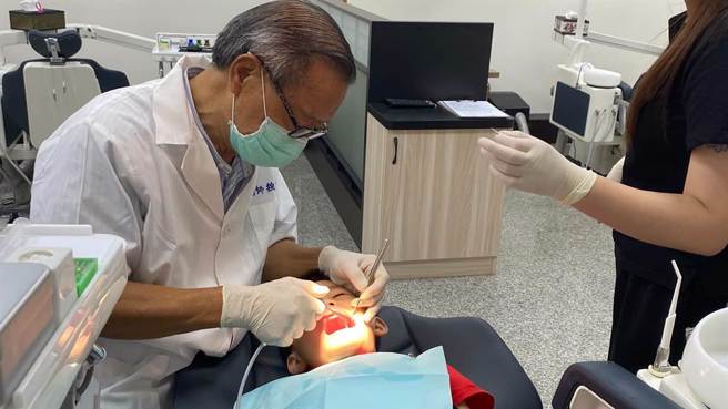 魏耀乾回台南开牙医诊所。（刘秀芬摄）