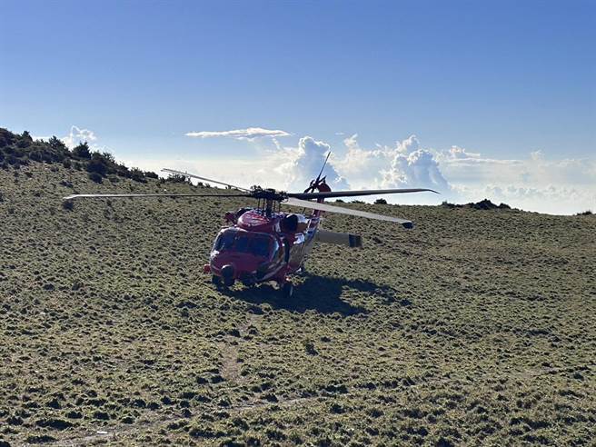 陈姓男山友攀登南二段，26日不慎在卓溪乡塔芬山附近滑落边坡，感到四肢无力、心律不整，等待救援，经空勤总队出动直升及，成功将陈男运载下山送医治疗。（花莲县消防局提供／罗亦晽花莲传真）