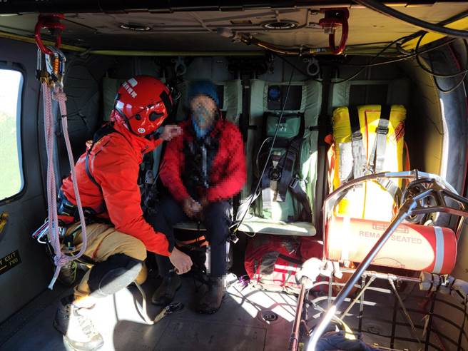 陈姓男山友攀登南二段，26日不慎在卓溪乡塔芬山附近滑落边坡，感到四肢无力、心律不整，等待救援，经空勤总队出动直升及，成功将陈男运载下山送医治疗。（花莲县消防局提供／罗亦晽花莲传真）