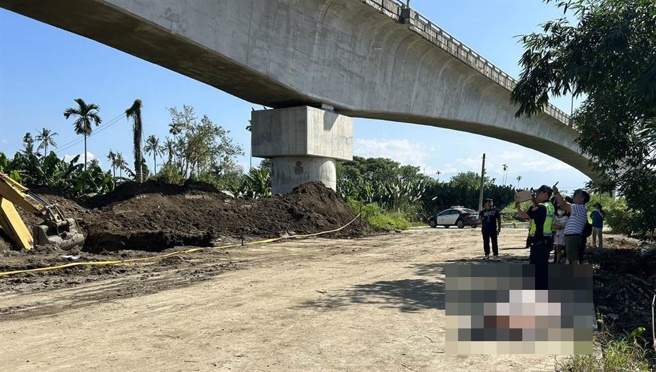 高雄市旗山分局今天清晨5时，接获旗山区溪洲大桥下，一部挖土机不明原因掉落在一个土坑内，警消持续搜救，于上午9时挖出一具男性大体，因已明显死亡。（林雅惠摄）