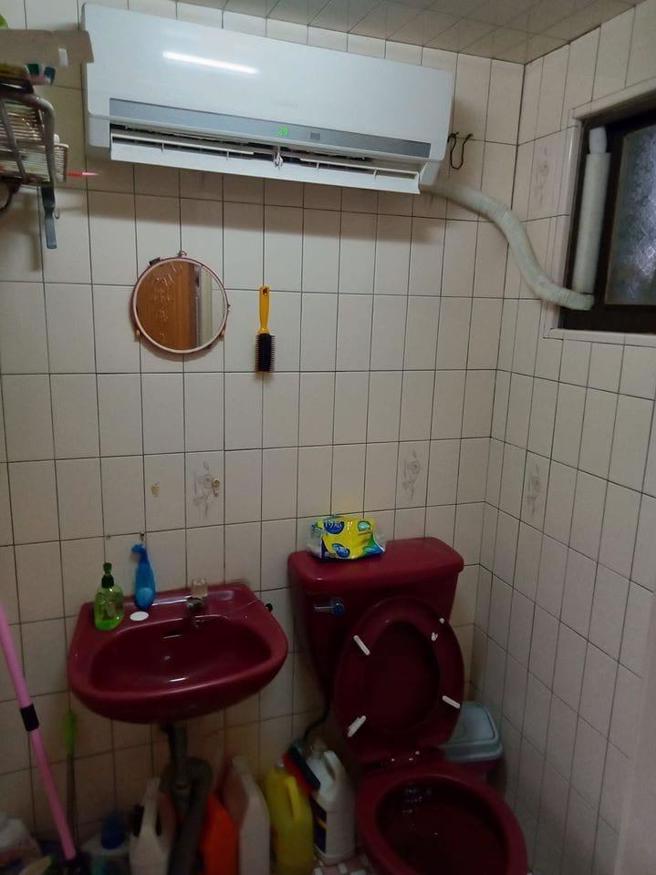 过去还真的有网友在家中厕所装冷气。(翻摄自爆废公社FB)