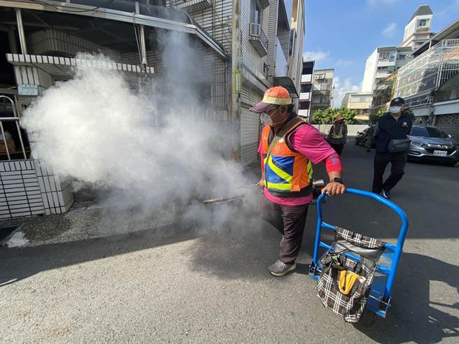 台南登革热破万例，中秋连假前夕持续防疫不歇。（曹婷婷摄）