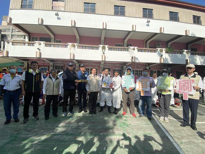 台南市长黄伟哲（左六）准备柚子、月饼慰劳防疫人员。（曹婷婷摄）