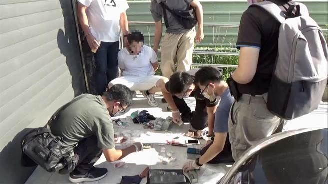 南市刑大21日於麻豆區逮到被台南地檢通緝的胡姓通緝犯（最後排中間），胡嫌因毒癮深重，被逮捕時精神恍惚、情緒不穩。（讀者提供／張毓翎台南傳真）★《中時新聞網》關心您：保護自己、遠離毒品！