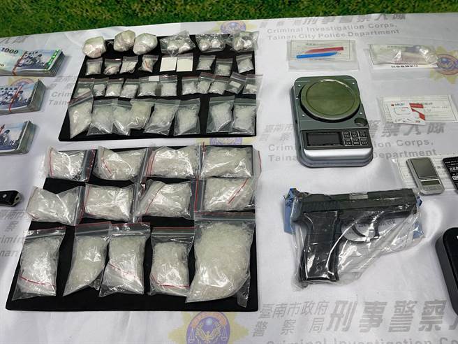 南警3天內連逮2名通緝犯，更槓上開花在其中1名胡姓通緝犯的車內起獲槍枝。（讀者提供／張毓翎台南傳真）★《中時新聞網》關心您：保護自己、遠離毒品！