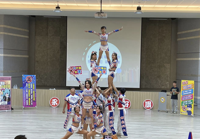 竞技啦啦队社表演以空抛、翻腾、金字塔等高难度动作为本次演出最大亮点，让与会来宾目不转睛。(永康分局提供)