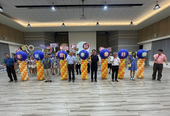 分局特邀辖区义警、民防、守望相助巡守队、志工、社区大楼保全或主委等人与会。(永康分局提供)