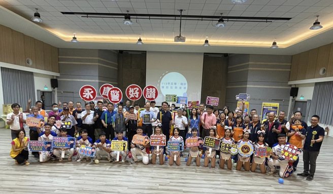 甘炎民颁赠感谢状给南臺科技大学主任秘书汪辉明与叁加表演3社团的学生。(永康分局提供)