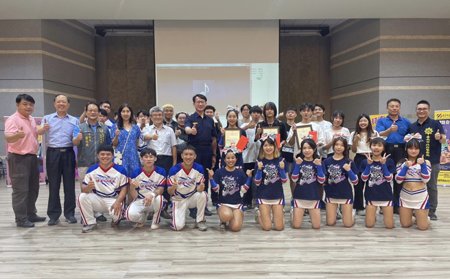 甘炎民颁赠感谢状给南臺科技大学主任秘书汪辉明与叁加表演3社团的学生。(永康分局提供)