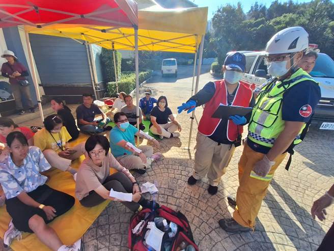 中秋连假前，海洋公园启动大型灾害演练，伤患被安置抢救。（海洋公园提供／王志伟花莲传真）