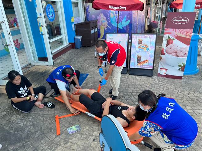 模拟园区瓦斯爆炸，伤者被担架抬出检伤送医。（花莲县府提供／王志伟花莲传真）