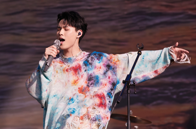 董又霖被拍到深夜与五位美女互动热络。(图/董又霖 微博)