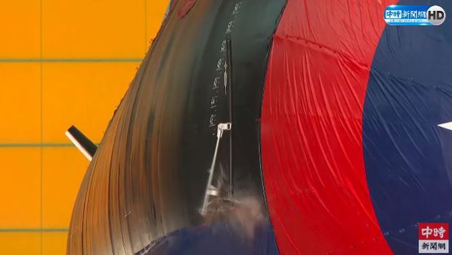 蔡英文总统亲自主持下水仪式，并进行「掷瓶礼」。(取自中时新闻网直播)