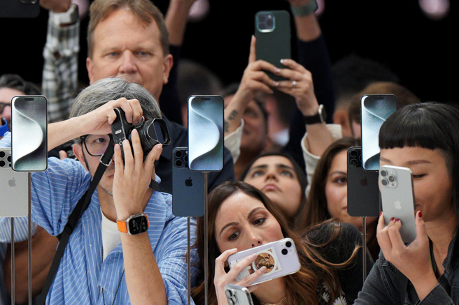 蘋果iPhone 15 Pro系列出現容易過熱的問題，就連充電時的溫度也比較高。（圖／路透社）