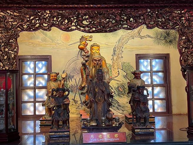 中秋节许多人会求姻缘，台中乐成宫月老相当灵验。(杨登嵙提供)