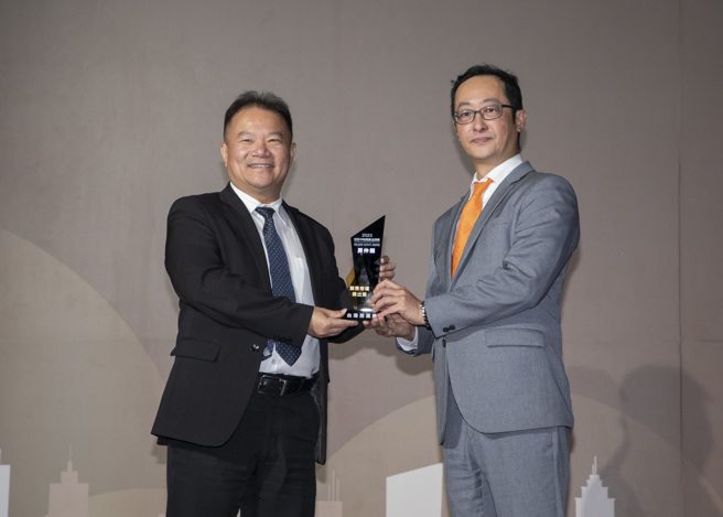 台灣房屋榮獲房仲類《銷售楷模傑出獎》。(中時新聞網攝)