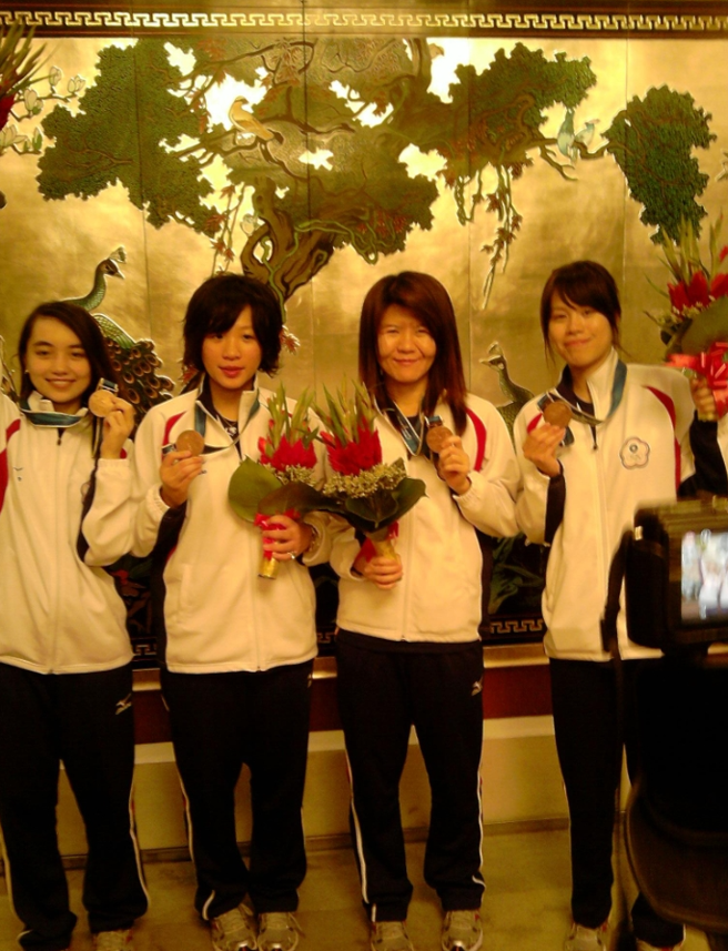 黑嘉嘉在广州亚运得奖的照片(左起黑嘉嘉、谢依旻、张正平、王景怡)。（图／翻摄自黑嘉嘉脸书）  