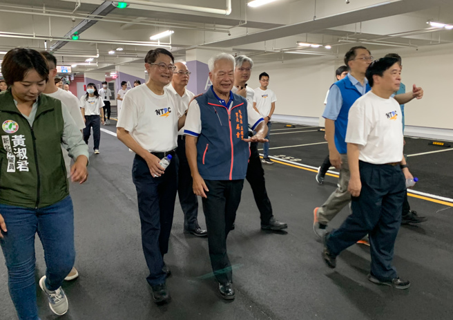 新北市板桥五权公园地下停车场上午举行启用典礼，副市长陈纯敬（前排左二）亲临致词。图/新北市政府提供