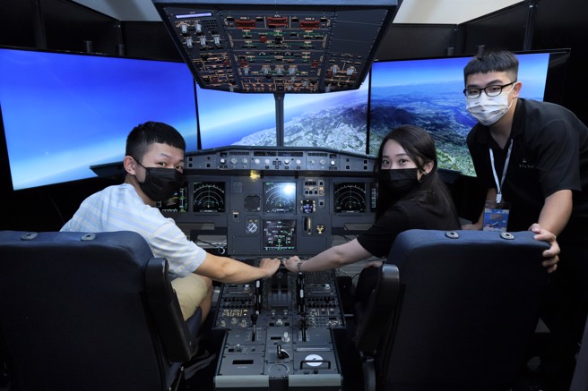 2022年台北场讲座，现场开放民眾体验模拟飞行。（航发会提供）
