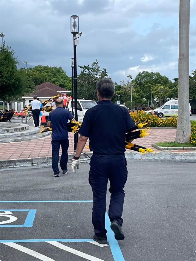 花莲警分局中秋连假期间，将在重要路段放置交通锥、连杆，禁止车辆迴转及临停，减缓后方车流因而堵塞的状况。（花莲警分局提供／罗亦晽花莲传真）