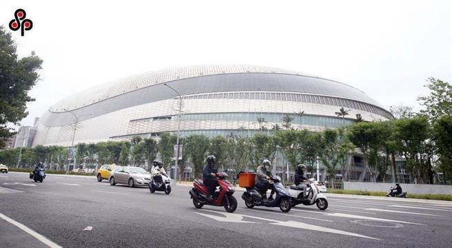 大巨蛋原本预计于28日通过消防安全测试，不过经消防局检查后，仍有「防烟垂壁功能不正常」、「部分洒水头喷水无法作动」以及「火警迴路通报系统部分故障」等缺失尚未改善。（本报资料照片）