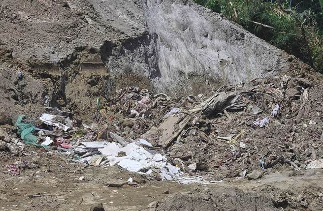 挖土机正下方有1人遭活埋，经确认死者是35岁李姓男子，勘查人员在现场发现垃圾堆，疑因掩埋垃圾坑洞，操作挖土机不慎滑致生意外，真正死因已报请桥头地检署待验中。（林雅惠摄）