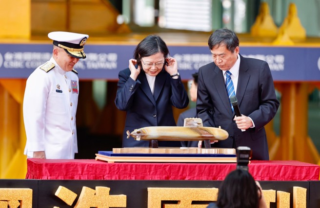 我首艘潜舰国造「海鲲军舰」（舷号711）28日正式在高雄下水，蔡英文总统致词时强调，歷史将会记得这天，过去被视为不可能任务，但潜舰就在眼前，更是守护国家具体实践，「各位，我们做到了」。海军司令唐华（左起）、蔡英文总统、台船董事长郑文隆等人出席。（陈信翰摄）