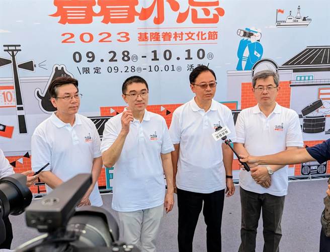 基隆市长谢国梁（左2）与桃园市长张善政（右2）接受媒体联访，张善政认为，新竹市长高虹安的争议，只是小波折，不会影响蓝白合的进度。（张志康摄）