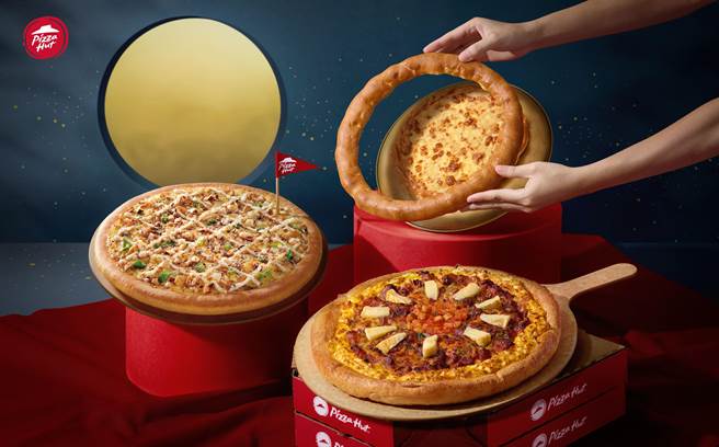 必胜客除开卖「月见韩式烤五花比萨」，也应景推出「月亮圈圈」。（必胜客提供／朱世凯台北传真）