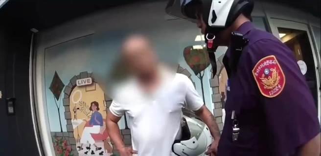 警方到场将两人全部带回派出所。（翻摄照片／林郁平台北传真）