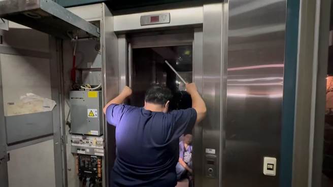 电梯维修人员打开电梯协助民眾脱困。（民眾提供／孙英哲彰化传真）
