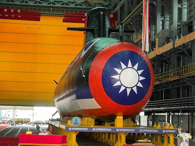 我国首艘国造潜舰「海鲲号」28日举行下水仪式。（陈信翰摄）