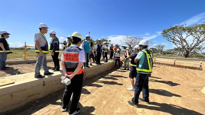 桃园航空城机场园区安置街廓28日首次办理土地点交作业，搬迁户、地方民代、民航局及地政局等单位皆到场关注。（蔡明亘摄）