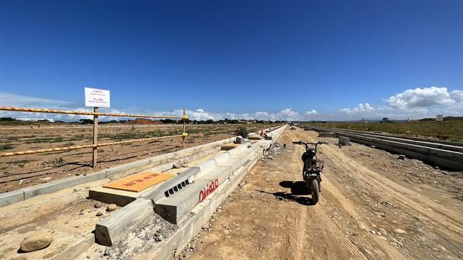 桃园航空城首批安置街廓28日点交土地，现场气氛一度火爆，因道路宽度与土地现况不如预期，不少人高喊拒绝点交。（蔡明亘摄）