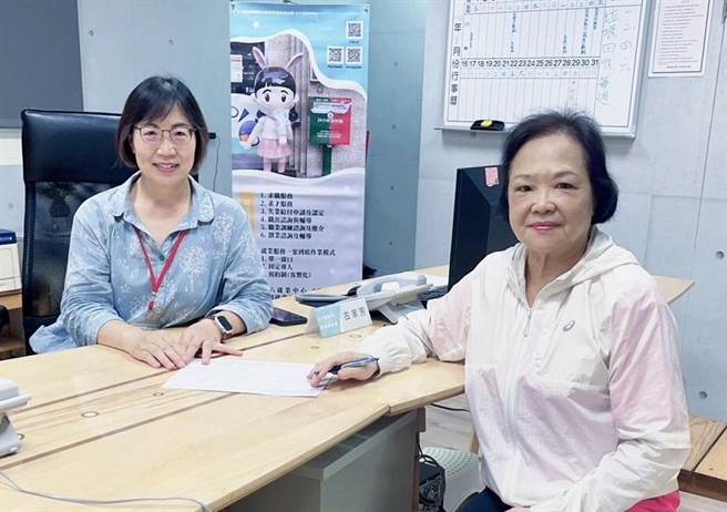 素华姐（右）个性开朗，完全看不出已73岁。（斗六就业中心提供）