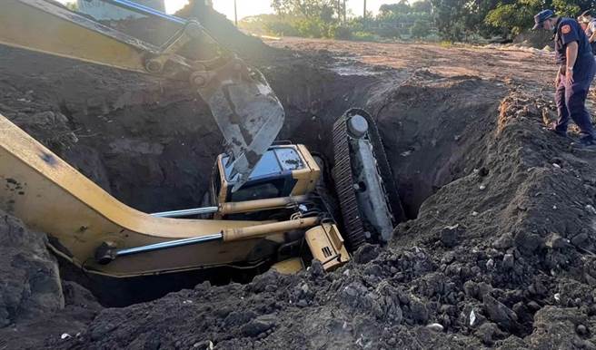 高雄市旗山分局今天清晨5时，接获旗山区溪洲大桥下，一部挖土机不明原因掉落在一个土坑内，警消持续搜救，于上午9时挖出一具男性大体，因已明显死亡。（本报资料照／林雅惠摄）