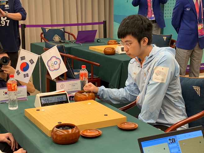 台湾棋坛新生代好手许皓鋐，今日在四强赛击败世界排名第一的韩国名将申眞谞，闯进金牌战写下新猷。(中华民国围棋协会提供／黄邱伦传真)