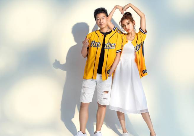 中信兄弟啦啦队的成员贵贵宣布结婚。(图/贵贵 脸书)