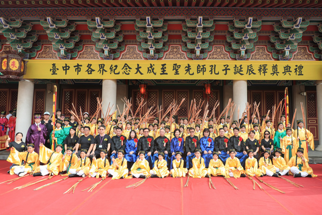 台中市今年祭孔典礼「女力满满」，不但由副市长王育敏担任正献官，且首度开放32名女学生担任佾生。(台中市府提供)