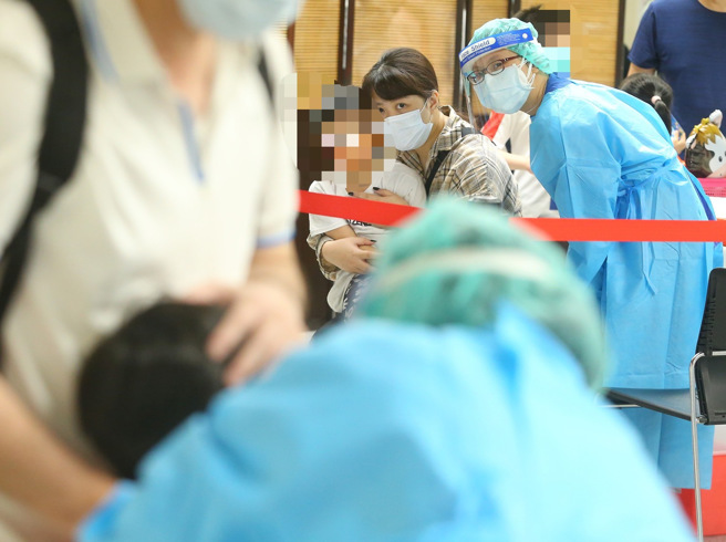 阿嬷带发烧孙子看医师，崩溃直呼「全班25人只剩4人上学」。（示意图／本报系资料照）