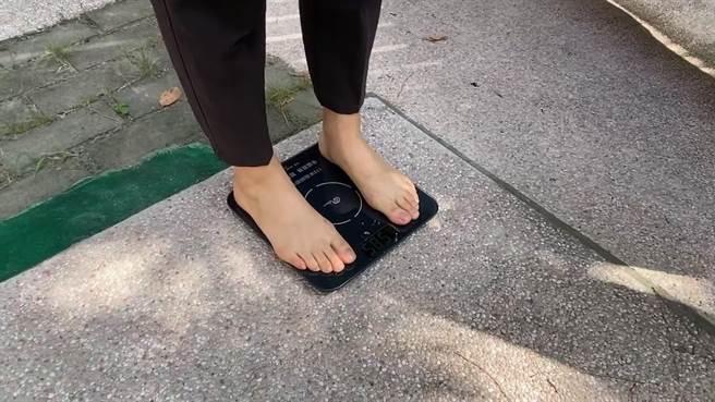 彰化县员林市公所今年发放的教师节纪念品为智能体重机。（孙英哲摄）