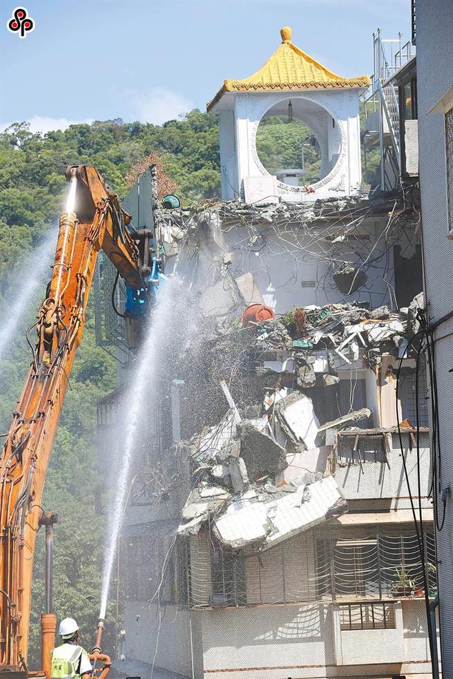 基泰大直施工不慎造成邻房龟裂下陷，下陷房屋于26日上午开拆，预计10天内完成。（本报资料照片）