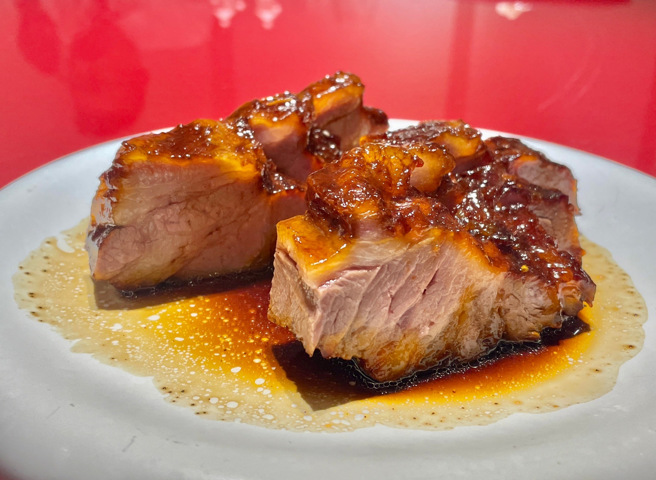 「蜜汁伊比利叉烧」腌渍一晚让蜜汁入味、香甜爽嫩。(谢明智摄)