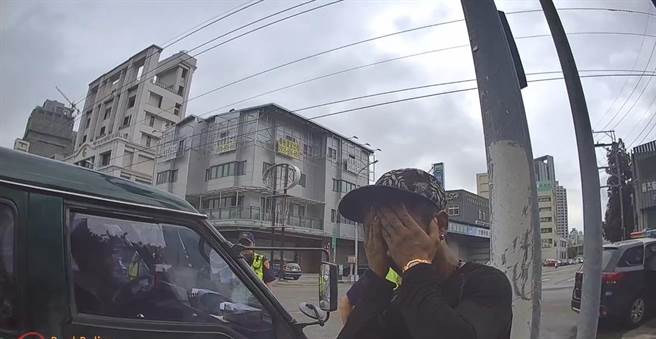 洪姓司机不断向警方求饶，希望能通融。（翻摄照片／张亦惠台中传真）