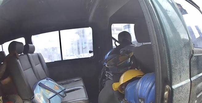 台中市南屯区一辆厢型车因违停被拦查，车上竟载了8名失联移工。（翻摄照片／张亦惠台中传真）