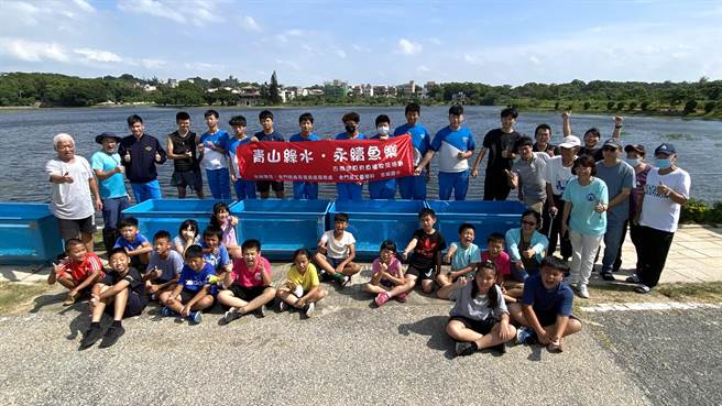议员董森堡(后排左二)携手金门农工养殖科及古城国小师生，今日在古岗湖举办在地原生鱼种放流活动。(于家麒摄)