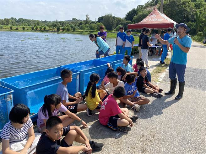 议员董森堡(右一)也在现场解说古岗湖的环境，让古城国小学生了解家乡湖泊的生态。(于家麒摄)