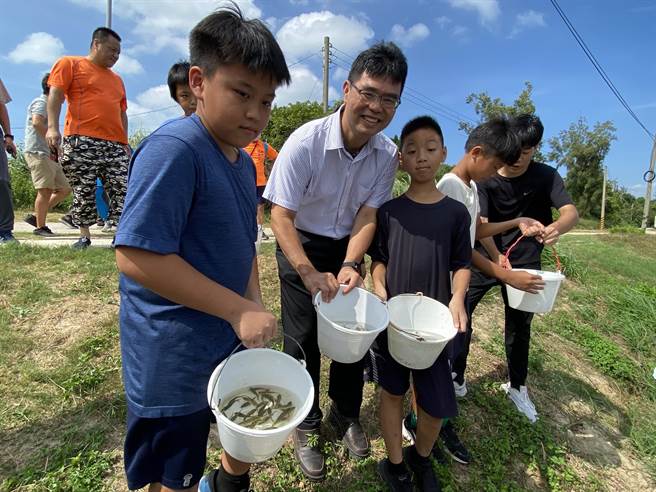 金门农工校长吴志衍(左二)也到场参与，与学生们一起为復育永续的生态环境尽一份心力。(于家麒摄)