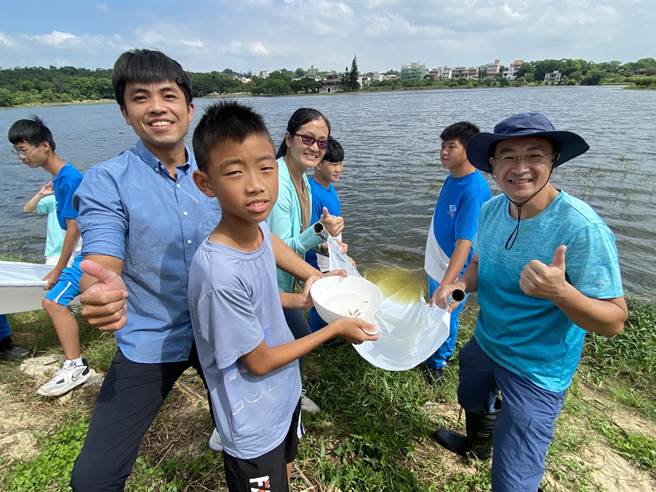 放流活动寓教于乐，也期许鱼苗都能顺利成长，为古岗湖重新营造出多元丰富的生态环境。(于家麒摄)