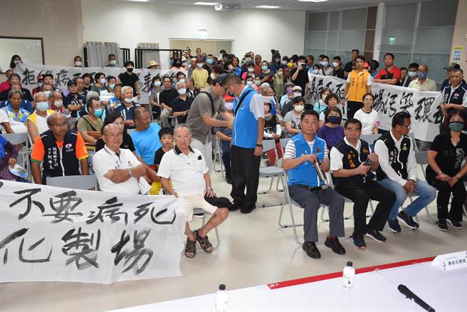苗栗县长锺东锦为建置畜牧循资环资源利用研究中心，28日亲自面对民眾说明。（谢明俊摄）